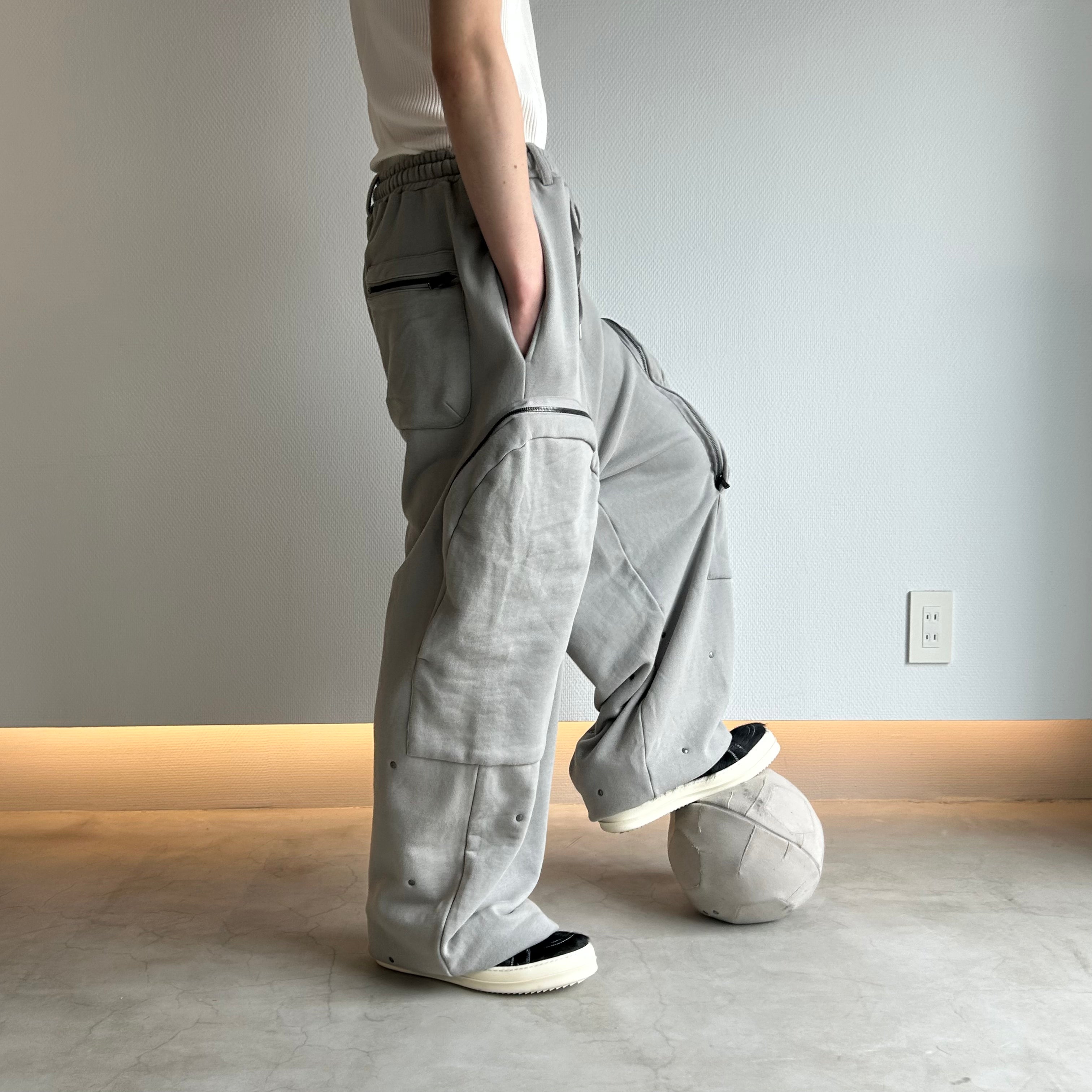 meriHari metal tag sweat pants gray