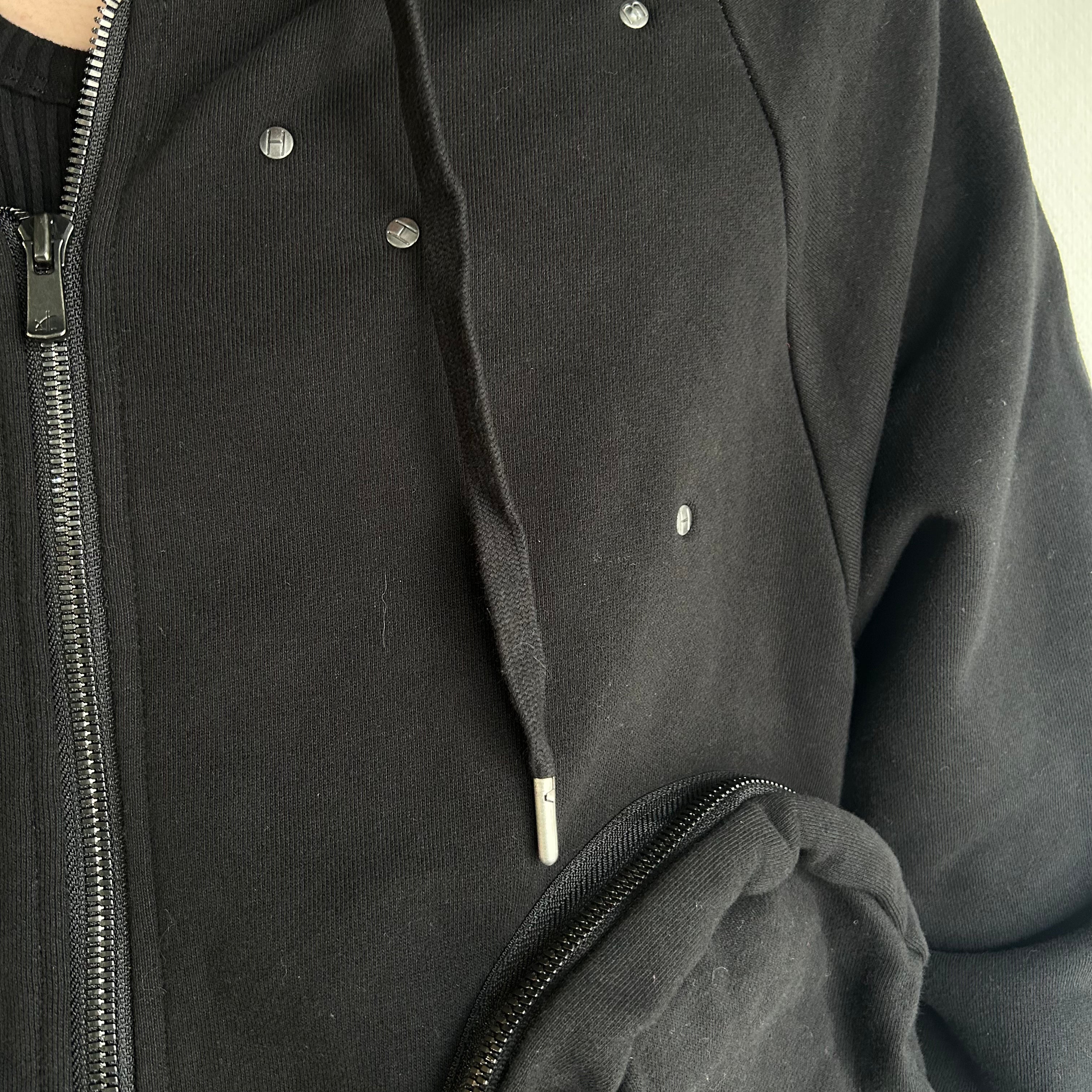 meriHari metal tag sweat parka black