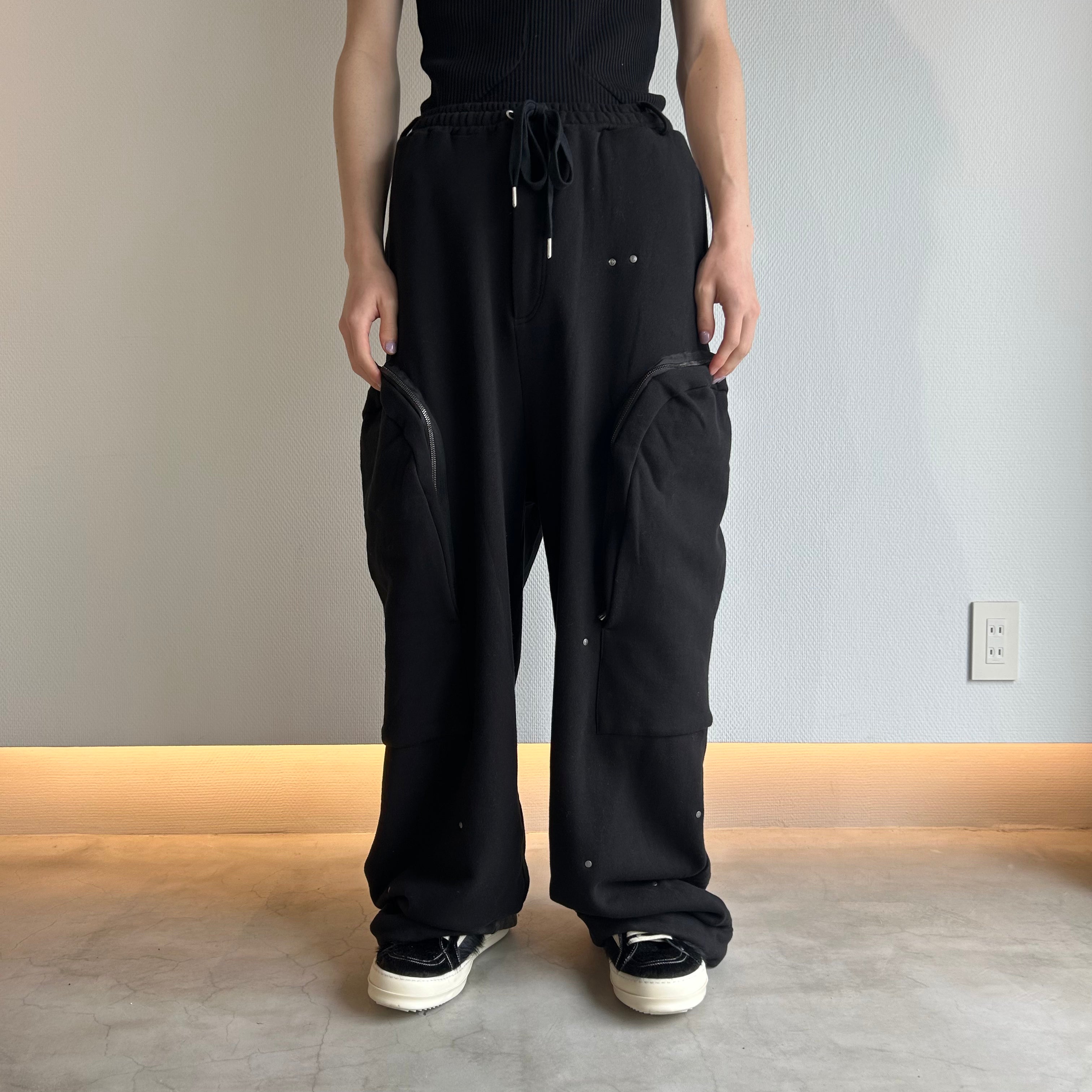 meriHari metal tag sweat pants black