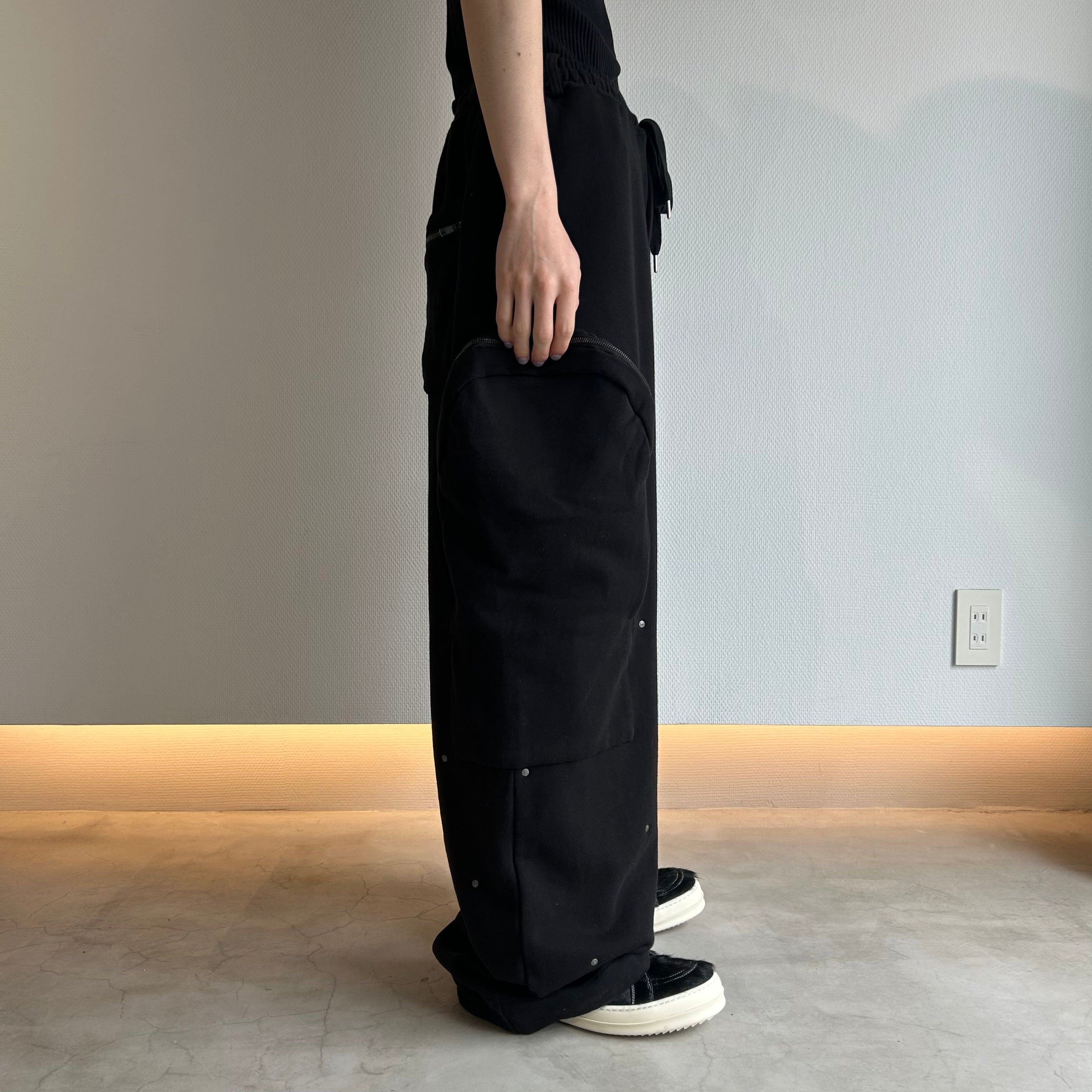 meriHari metal tag sweat pants black