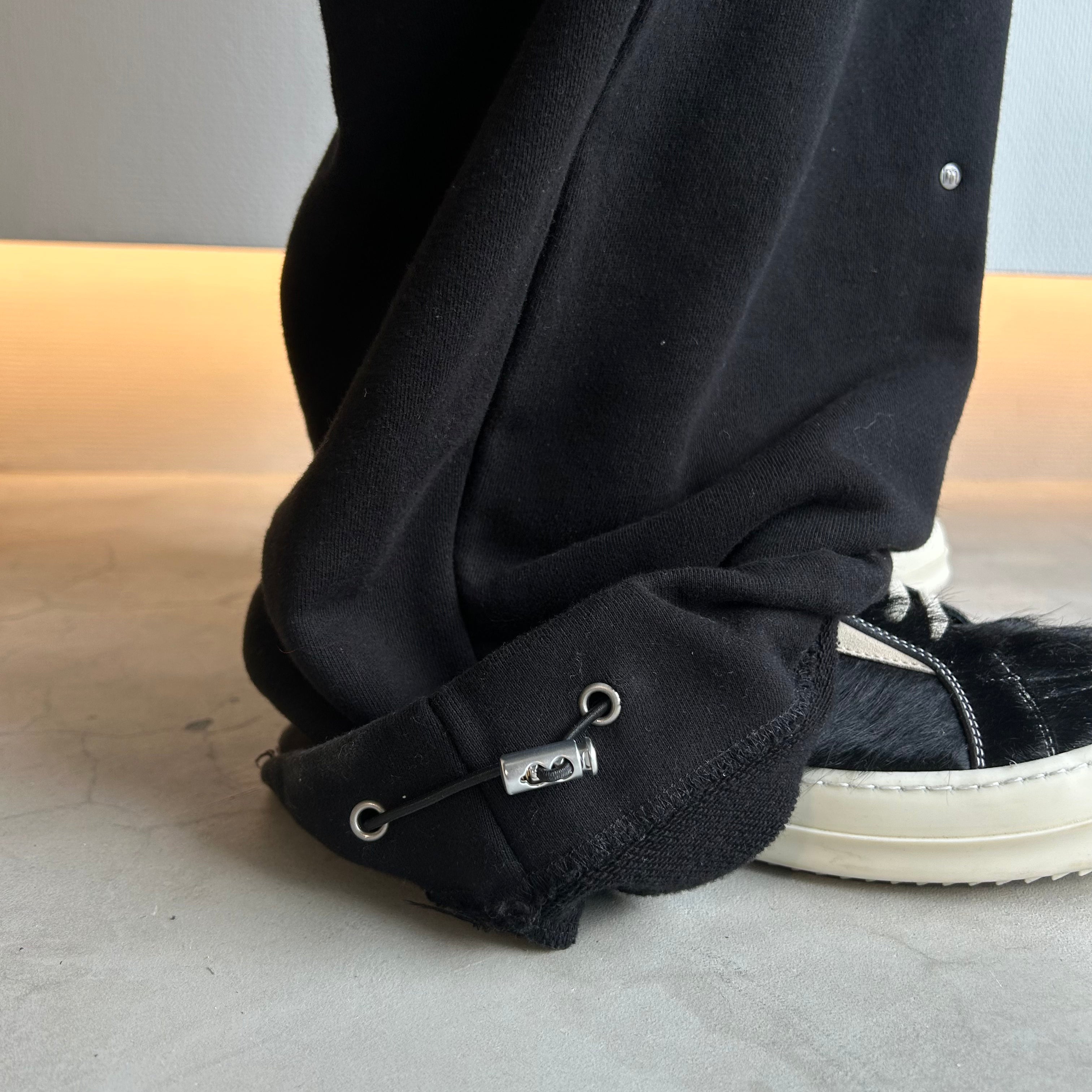 meriHari metal tag sweat pants black