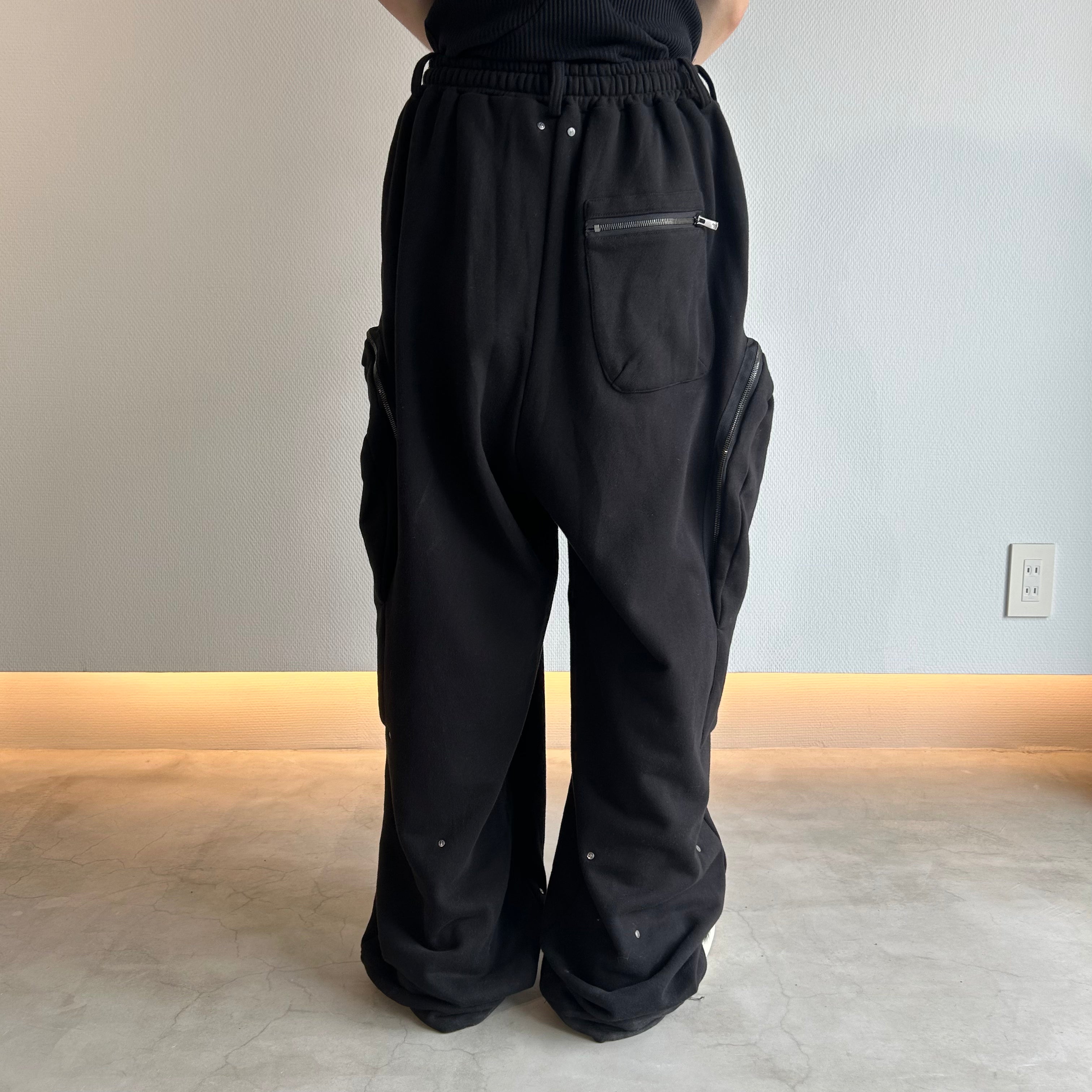 meriHari metal tag sweat pants black